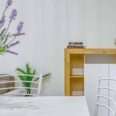 Апартаменты Joivy Warm And Inviting Flat With Balcony *
