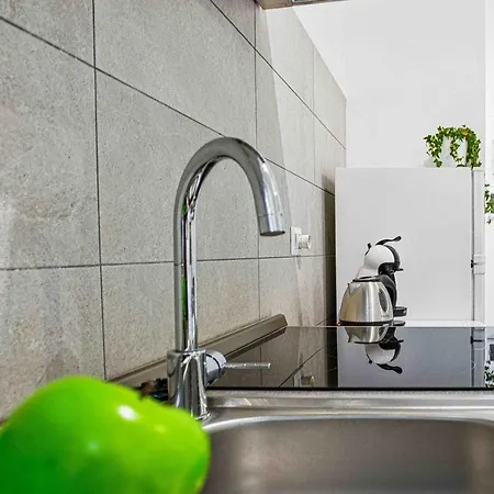 Joivy Warm And Inviting Flat With Balcony