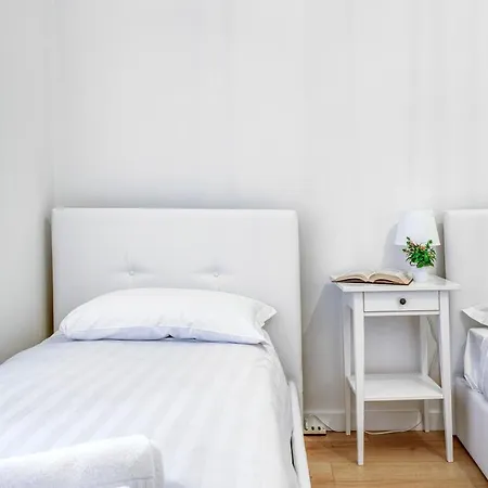 Joivy Warm And Inviting Flat With Balcony